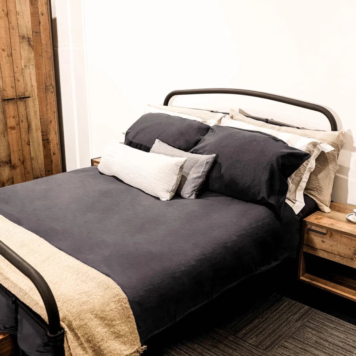4'6 Halston Black Double Bed