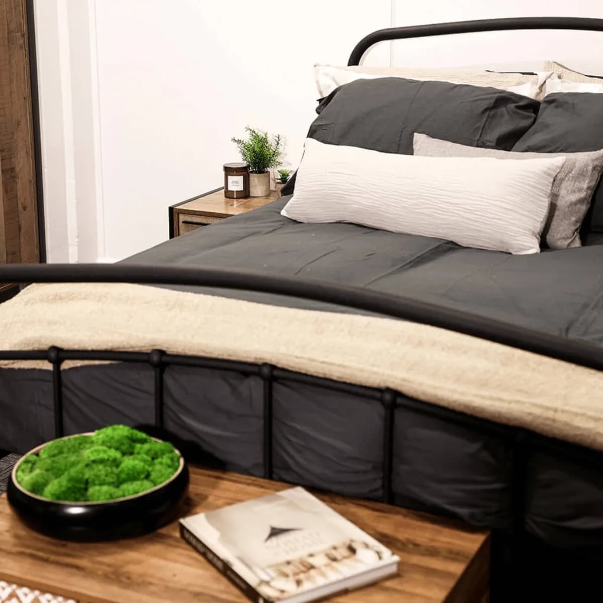 4'6 Halston Black Double Bed